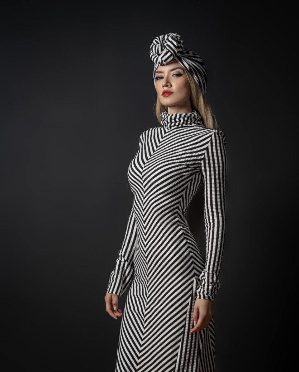 Vestido Ajaná — Vestido de gala, mangas largas, cuello alto, estampado de efecto óptico. (vista 2)