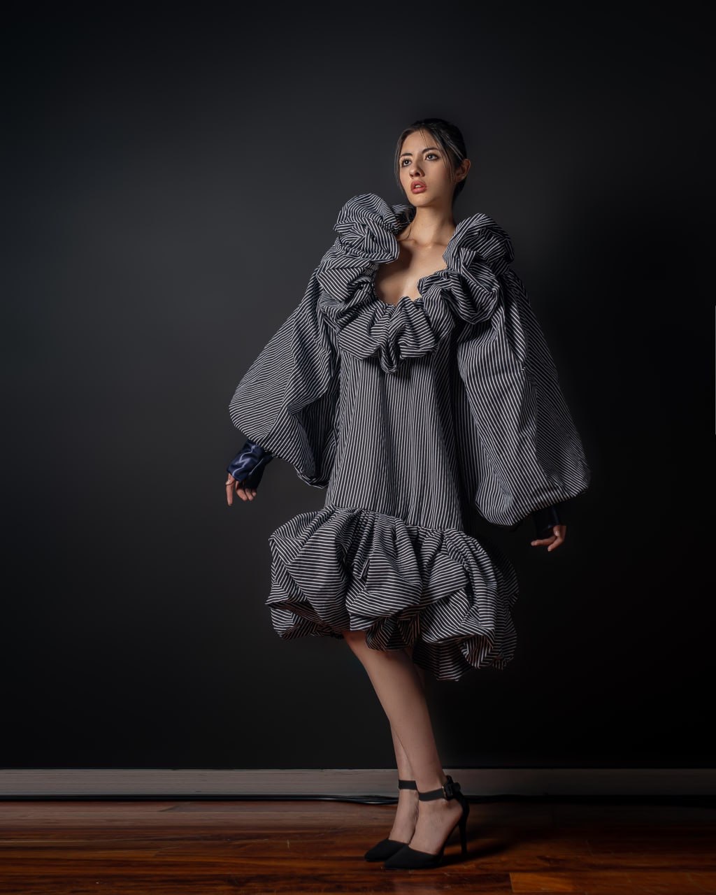 Vestido Epa — Vestido oversize de gala, cuello en U y olanes, tela fresca y voluminosa.