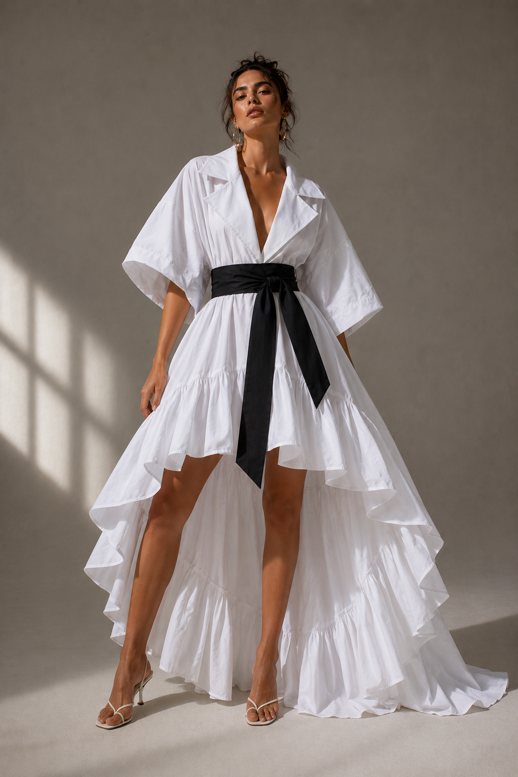 Vestido Ọba — Vestido camisero asimétrico blanco, olán alto-bajo, mangas amplias, fajín oscuro estilo japonés a la cintura, oversize.
